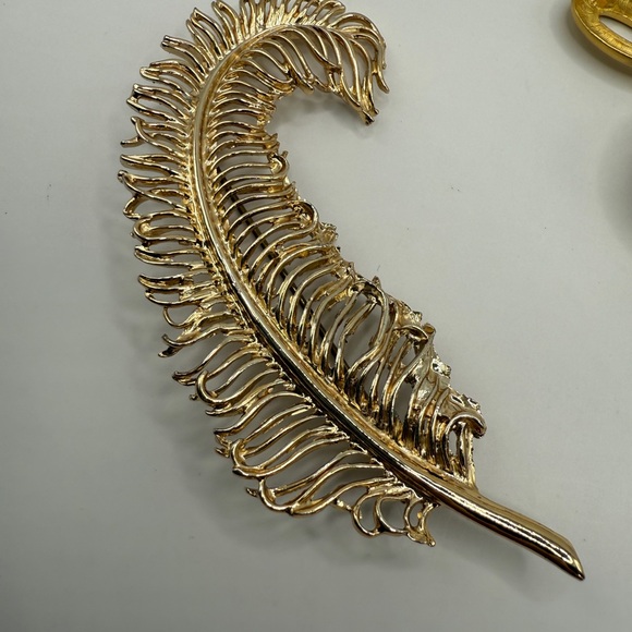 Vintage Gold Tone Brooch Collection, 5 piece lot, classic, grandma, euro, fem - Picture 6 of 10